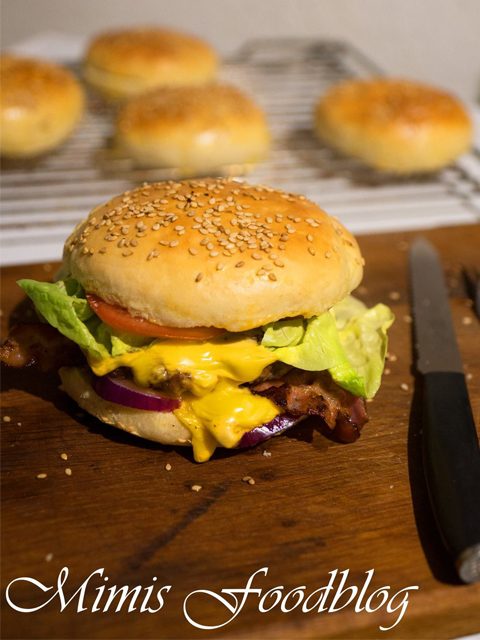 Cheesseburger mit Honig-Senf und Bacon