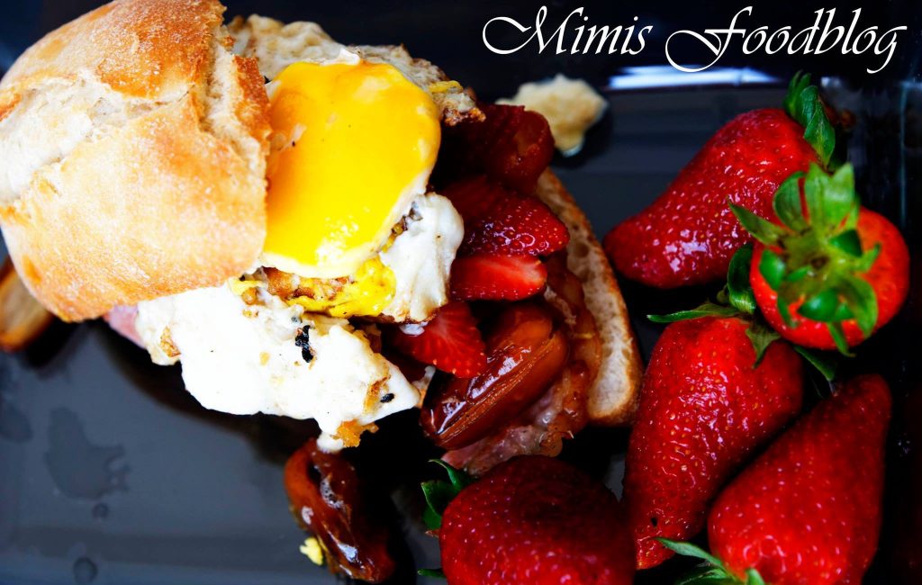 Eier-Bacon-Dattel-Erdbeer Burger