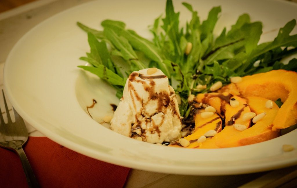 {Gastbeitrag von Essens-App Mealy} Kürbisspalten mit Rucola und mariniertem Ziegenkäse
