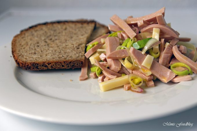 Wurstsalat mit frisch gebackenem Brot