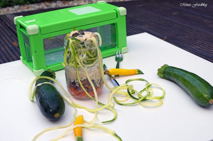 Rohkostsalat mit Thunfisch und Kokosknusper als Test für den Nicer Dicer Magic Cube