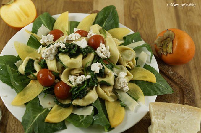 Gedämpfte Tortellini mit Spinat, Ziegenkäse und Tomaten