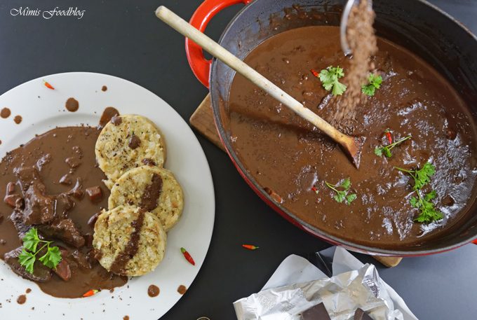 Schoko-Chili Gulasch mit Serviettenknödel