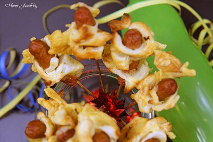 Würstchen im Schlafrock mit Käse