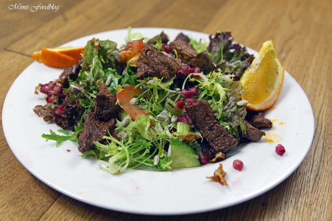Friséesalat mit Granatapfel und Rinderstreifen