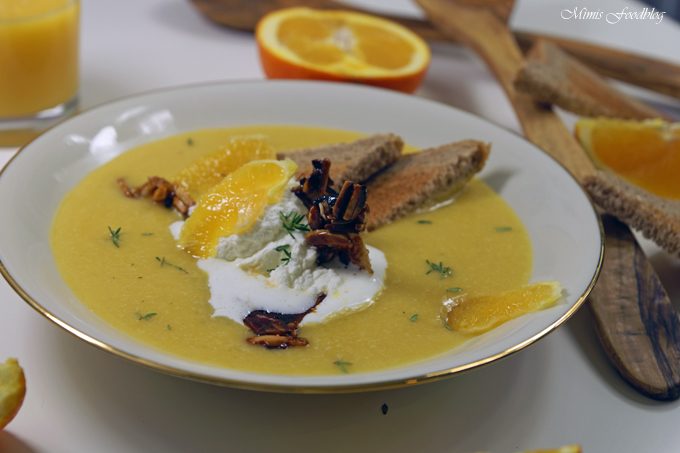 Fruchtiges Orangen-Kürbis Süppchen mit karamellisierten Mandelstiften und Thymian