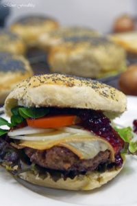 Raclette Burger mit Preiselbeeren und selbst gebackenem Dinkel Mohn Bun 1