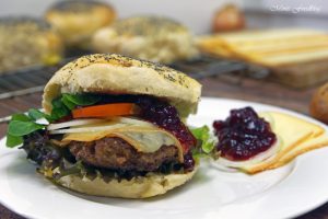 Raclette Burger mit Preiselbeeren und selbst gebackenem Dinkel Mohn Bun 4