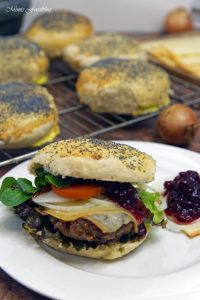 Raclette Burger mit Preiselbeeren und selbst gebackenem Dinkel Mohn Bun 5