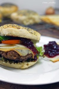 Raclette Burger mit Preiselbeeren und selbst gebackenem Dinkel Mohn Bun 7