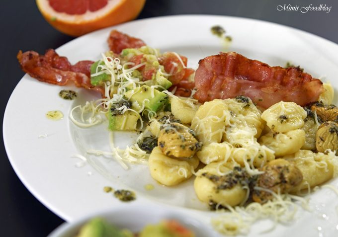 Selbst gemachte Gnocchi mit Bruschetta-Butter, Maronen und Grapefruit-Guacamole