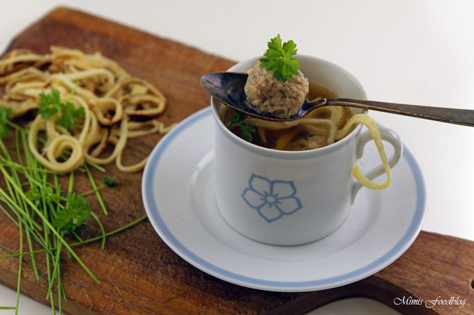 Suppenklößchen ~ die klassische Suppeneinlage - Mimis Foodblog