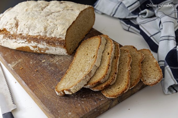 Dinkel-Sauerteigbrot mit dunklem Bier und Sesam