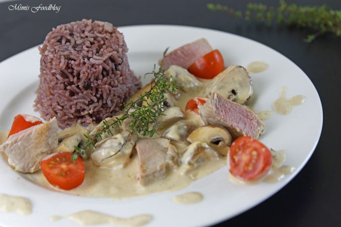 Medaillons aus der Pfanne mit Pilzen, Tomaten und Sahne-Sauce mit Thymian