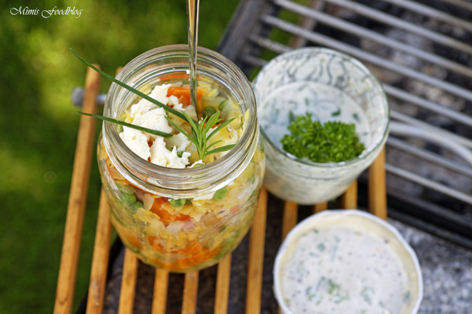 Linsensalat mit Karotten, Erbsen und einer Joghurt-Kräuter Sauce ...