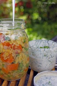 Linsensalat mit Karotten Erbsen und einer Joghurt Kräuter Sauce Linsen die wiederentdeckte Hausmannskost 5