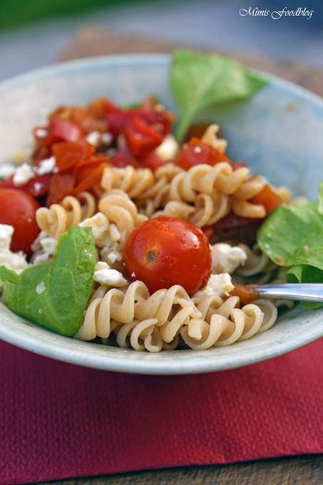 Sommerliche Paprika-Tomaten Nudeln mit Babyspinat - Mimis Foodblog