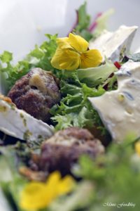 Gefüllte Gorgonzola Hackbällchen auf einem Sommersalat mit Blüten 5