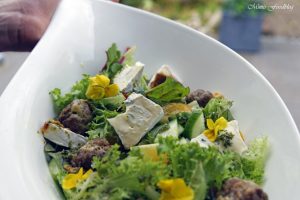 Gefüllte Gorgonzola Hackbällchen auf einem Sommersalat mit Blüten 6