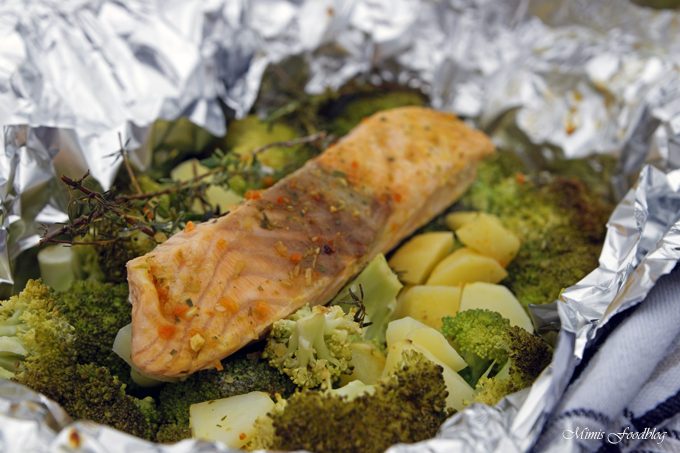 Lachs aus dem Backofen auf einem Brokkoli-Kartoffel-Bett ~ mit frischen Gartenkräutern