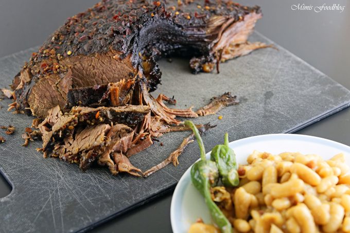 {Werbung} Texas BBQ Brisket aus dem Dutch Oven mit smoky Baked Beans ~ rustikales Outdoor Cooking