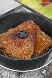 Texas BBQ Brisket aus dem Dutch Oven mit smoky Baked Beans rustikales Outdoor Cooking 3