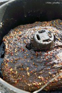 Texas BBQ Brisket aus dem Dutch Oven mit smoky Baked Beans rustikales Outdoor Cooking 4
