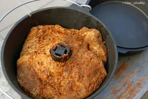 Texas BBQ Brisket aus dem Dutch Oven mit smoky Baked Beans rustikales Outdoor Cooking 9