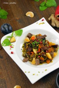 Orientalischer Reis Pilaw mit Rindfleisch Aromatisches Reisgericht mit Gemüse Rosinen Clementinen und Pistazien 1