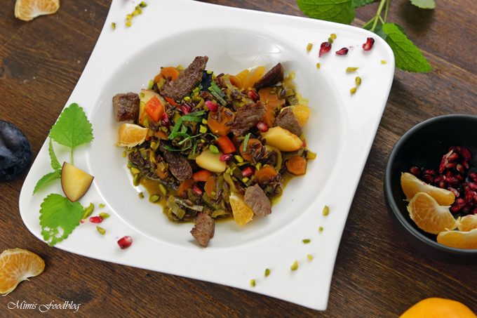 Orientalischer Reis-Pilaw mit Rindfleisch ~ Aromatisches Reisgericht mit Gemüse, Rosinen, Clementinen und Pistazien