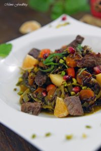 Orientalischer Reis Pilaw mit Rindfleisch Aromatisches Reisgericht mit Gemüse Rosinen Clementinen und Pistazien 3