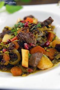 Orientalischer Reis Pilaw mit Rindfleisch Aromatisches Reisgericht mit Gemüse Rosinen Clementinen und Pistazien 5