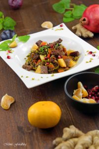 Orientalischer Reis Pilaw mit Rindfleisch Aromatisches Reisgericht mit Gemüse Rosinen Clementinen und Pistazien 7