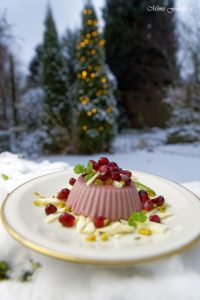 Granatapfel Panna Cotta weihnachtliches Dessert mit Pistazien und weißer Schokolade 3