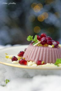 Granatapfel Panna Cotta weihnachtliches Dessert mit Pistazien und weißer Schokolade 4