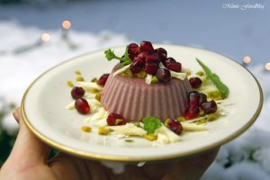 Granatapfel Panna Cotta weihnachtliches Dessert mit Pistazien und weißer Schokolade 6