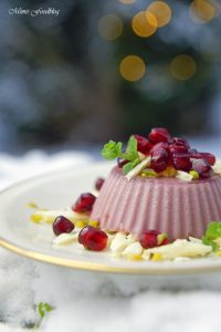 Granatapfel Panna Cotta weihnachtliches Dessert mit Pistazien und weißer Schokolade 7