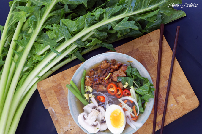 Scharfe Bowl mit Löwenzahn und Geflügel ~ eine Hühnersuppe der ...
