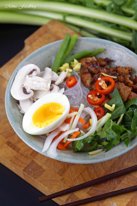 Scharfe Bowl mit Löwenzahn und Geflügel ~ eine Hühnersuppe der ...