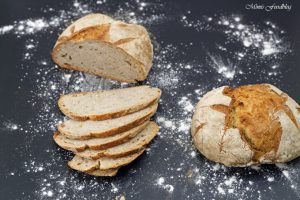 Kleines Bauernbrot das selbst gebackene rustikale Brot 5