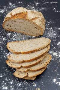 Kleines Bauernbrot das selbst gebackene rustikale Brot 6