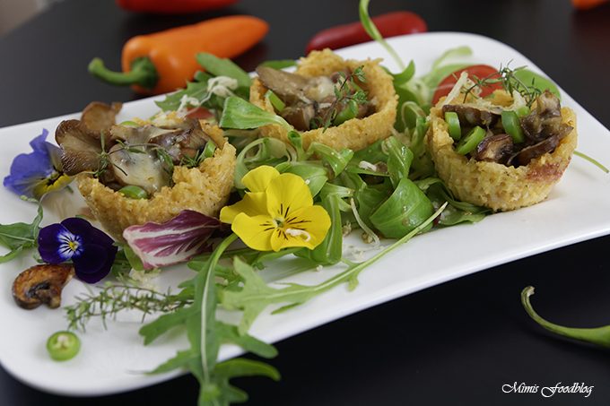 Reis-Parmesan-Körbchen mit Pilzfüllung ~ die kleine Leckerei auf einem Salatbett