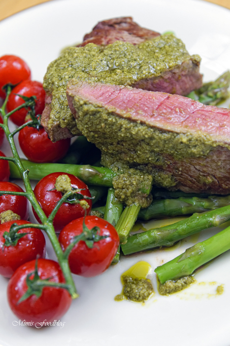 Filetsteak mit Pesto verde auf grünem Spargel - Mimis Foodblog