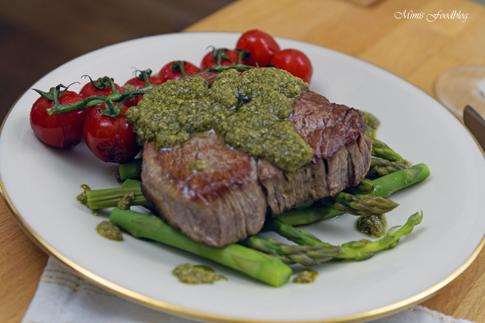 Filetsteak mit Pesto verde auf grünem Spargel - Mimis Foodblog