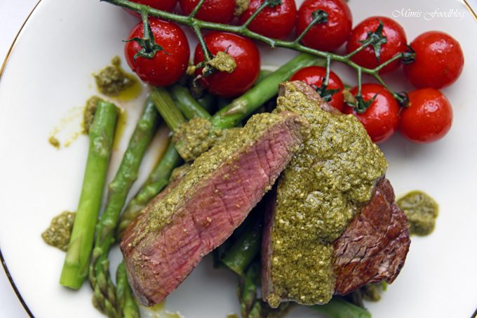 Filetsteak mit Pesto verde auf grünem Spargel