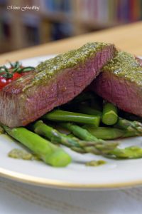 Filet Steak mit Pesto Verde auf grünem Spargel 2