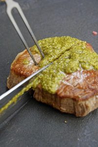 Filet Steak mit Pesto Verde auf grünem Spargel 4