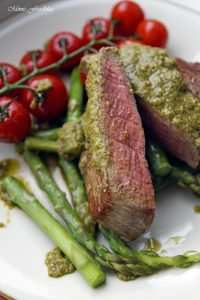 Filet Steak mit Pesto Verde auf grünem Spargel 6