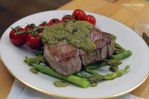 Filet Steak mit Pesto Verde auf grünem Spargel 7