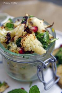 Gerösteter Blumenkohl Salat mit Bärlauch Pistazienkernen und Granatapfel 1